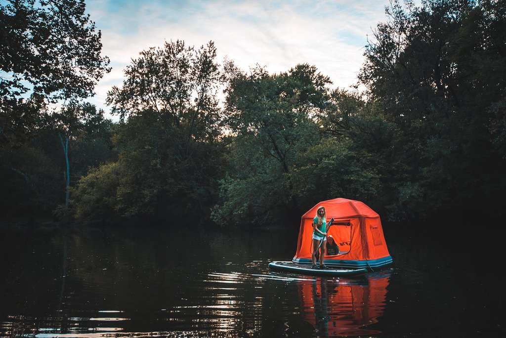Une tente qui flotte sur&nbsp;l’eau